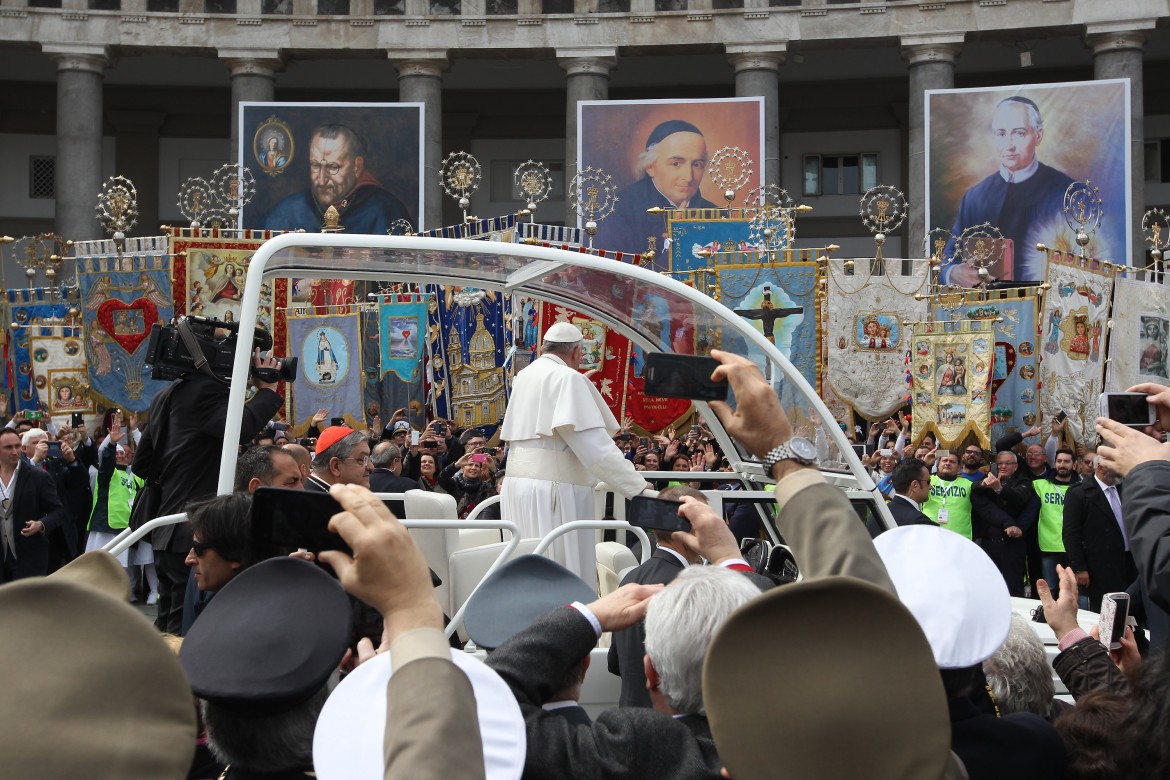 «Dimenticati da dio». Il papa visita Poggioreale