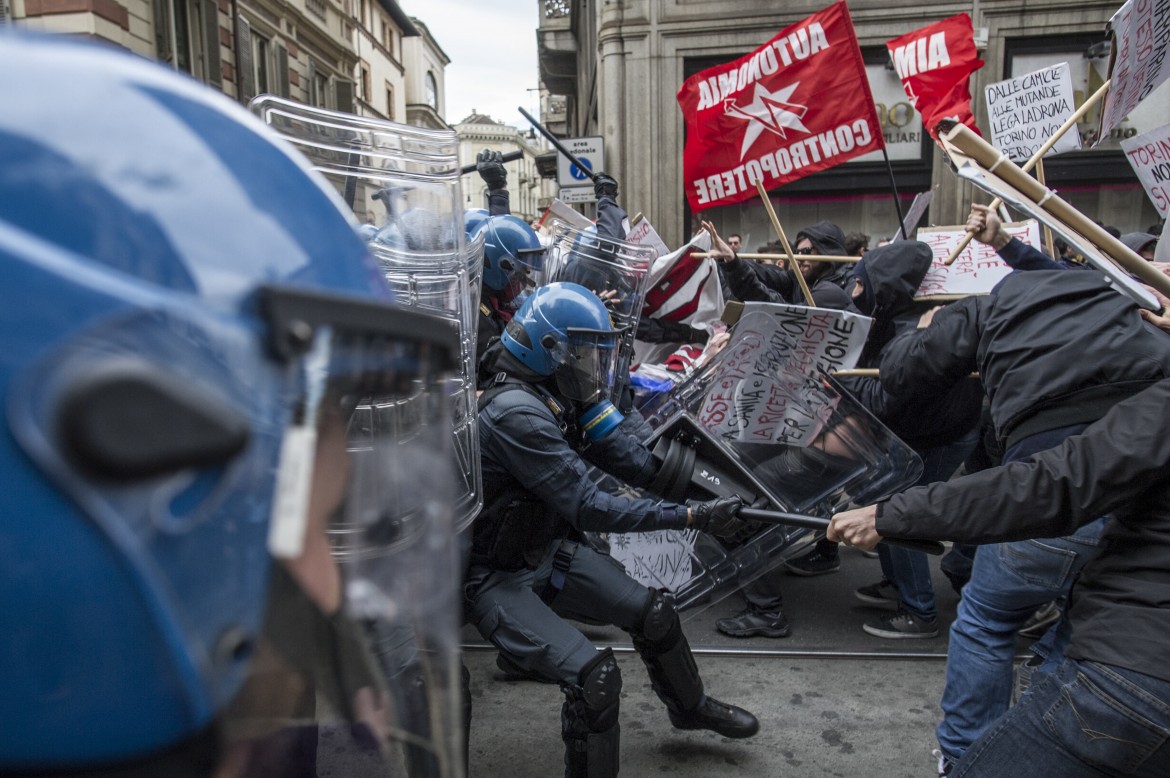 Torino:  cariche sul corteo  contro Salvini
