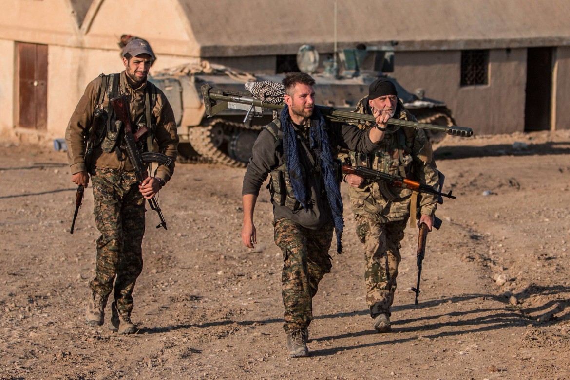 La grande battaglia per Raqqa: i primi combattimenti tra Isis e kurdi