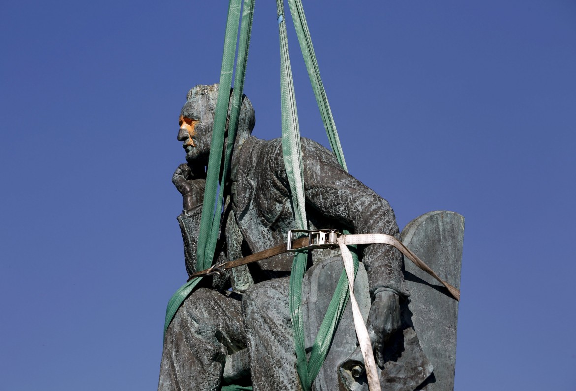statua rhodes capetown lapresse