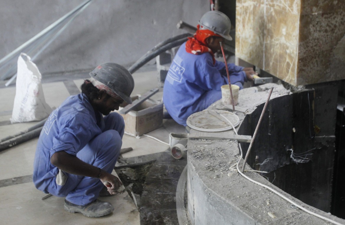 Operai al lavoro in un cantiere in Qatar (Reuters)