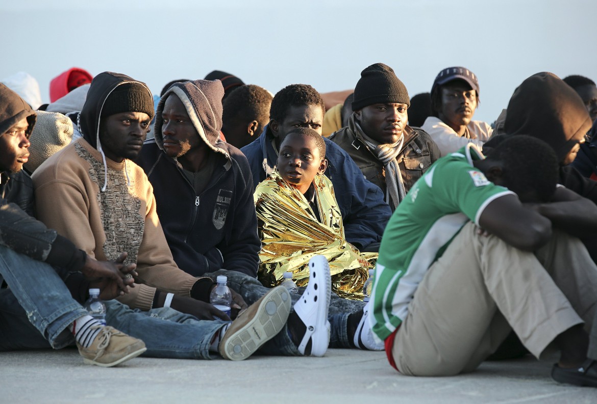 Affonda barcone di migranti al largo della Libia, si temono 700 morti