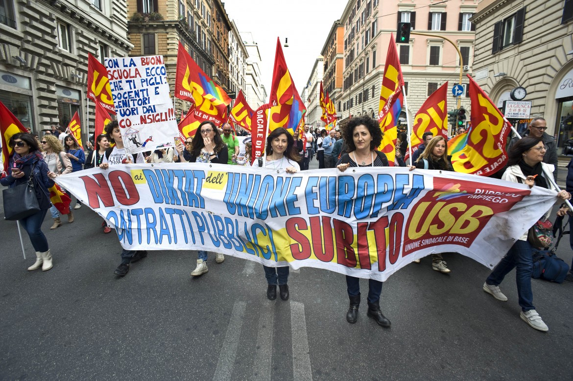 Contestata Giannini a Bologna, la rivolta della scuola contro Renzi