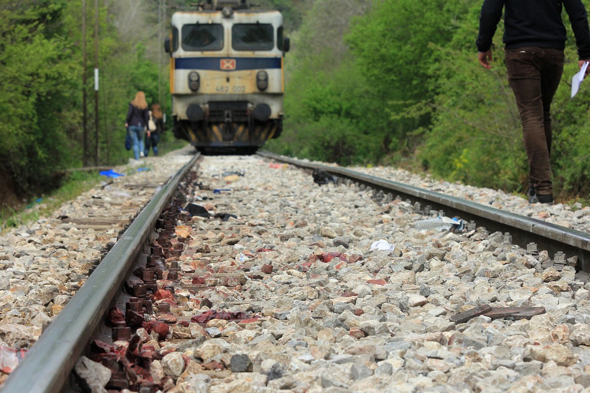 14 migranti muoiono travolti da un treno