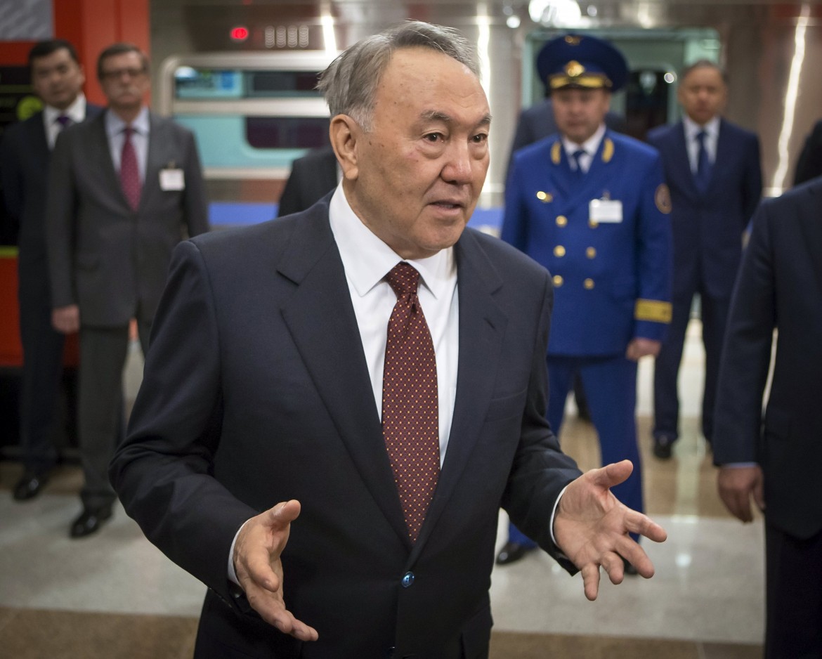 Kazakistan, elezioni anticipate strafavorito Nazarbaev