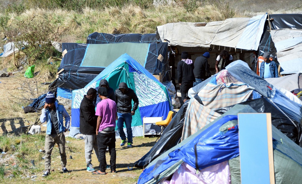 Calais, il ghetto dove il governo francese ha rinchiuso i migranti