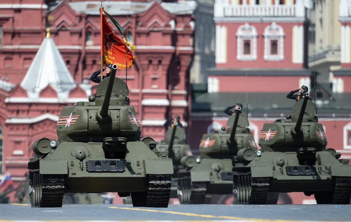 Putin mostra i muscoli sulla Piazza Rossa e ottiene 25 miliardi dalla Cina