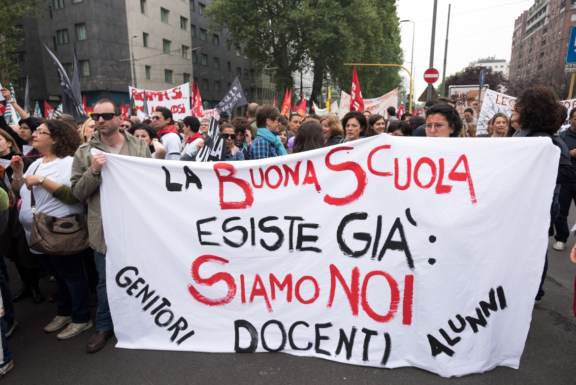 Scuola, in 2 mila in corteo a Torino contro il Ddl, manifestazioni in tutto il paese
