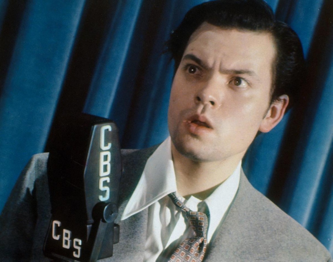 Orson Welles, taglia-e-cuci a tavola con alle spalle il Grande Fallimento
