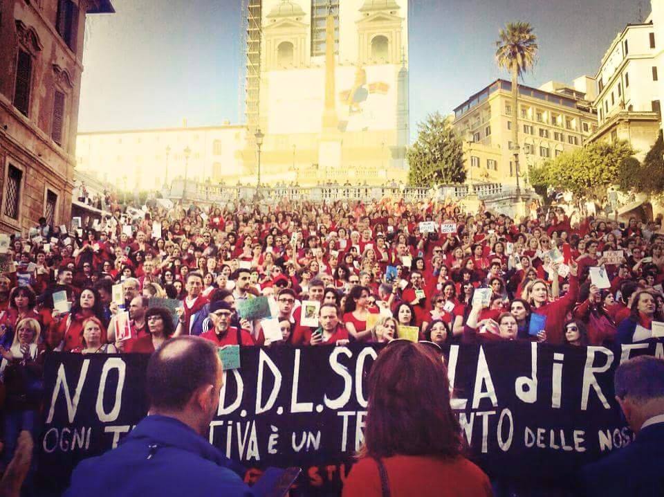 Scuola, vestiti di rosso e con un libro contro il Ddl Renzi
