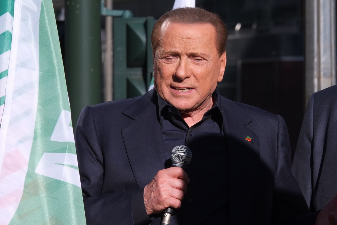 Berlusconi sbaglia  festa e invita a votare  per il candidato  del centrosinistra