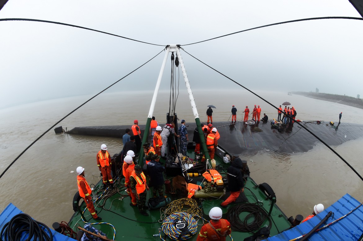 Tornado ribalta nave sullo Yangtze in Cina. Centinaia i dispersi