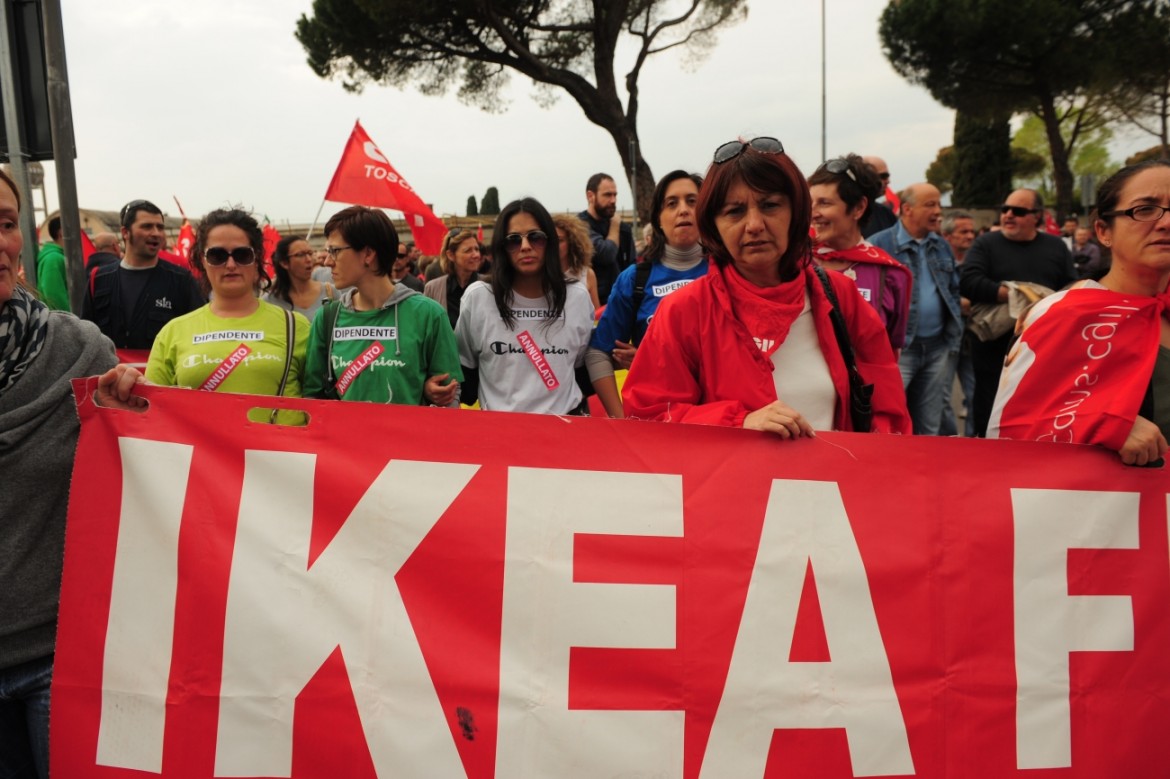 Crumiraggio Ikea contro lo sciopero I lavoratori: i diritti non si smontano