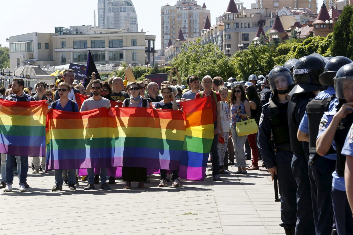 Neonazisti a Kiev contro il gay pride