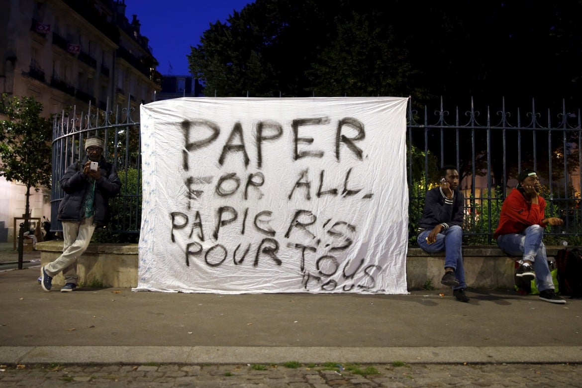 Macron corre verso destra: via la sanità ai sans papier