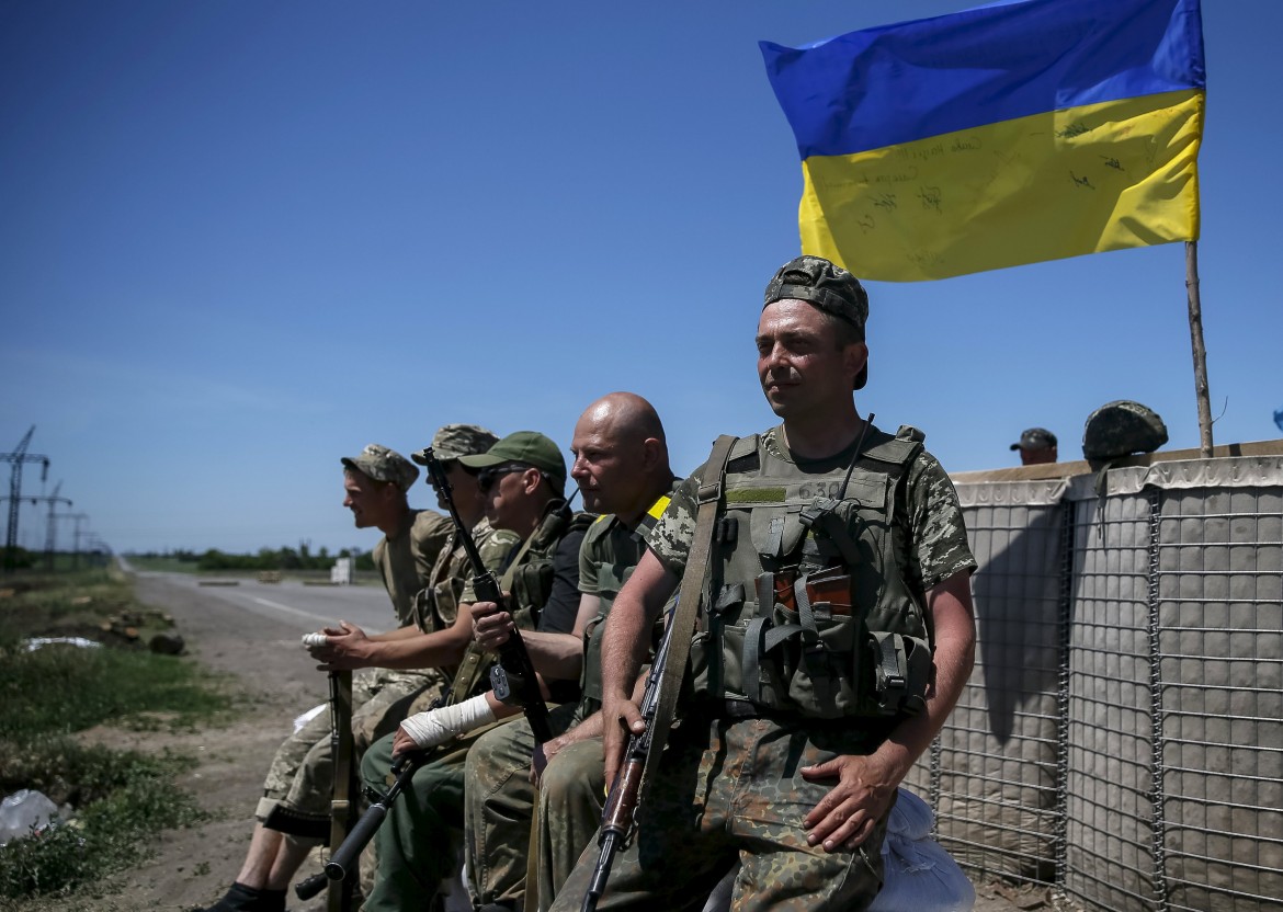 L’esercito bombarda Donetsk, i politici di Kiev vanno negli Usa dal Fmi a chiedere altri soldi