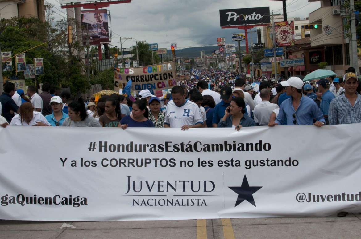 Centroamerica in piazza: via i governi corrotti