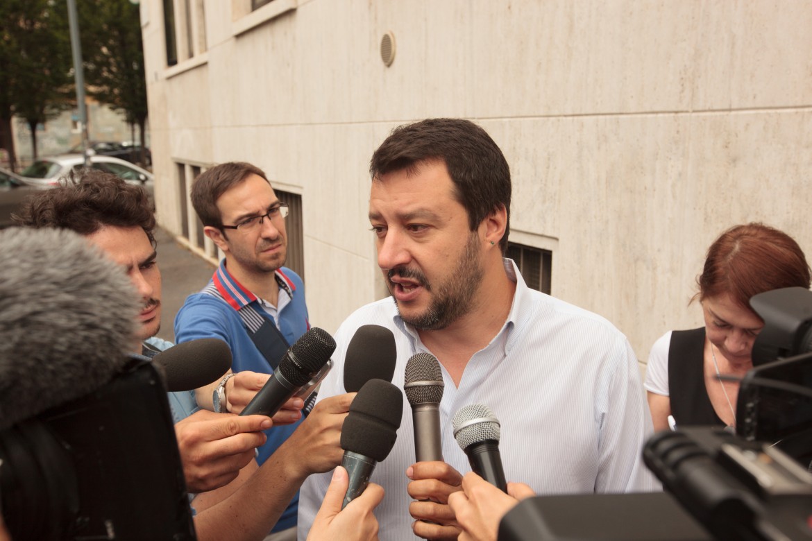 Salvini davanti alla caserma Montello «Pronti alle barricate, militari con noi»