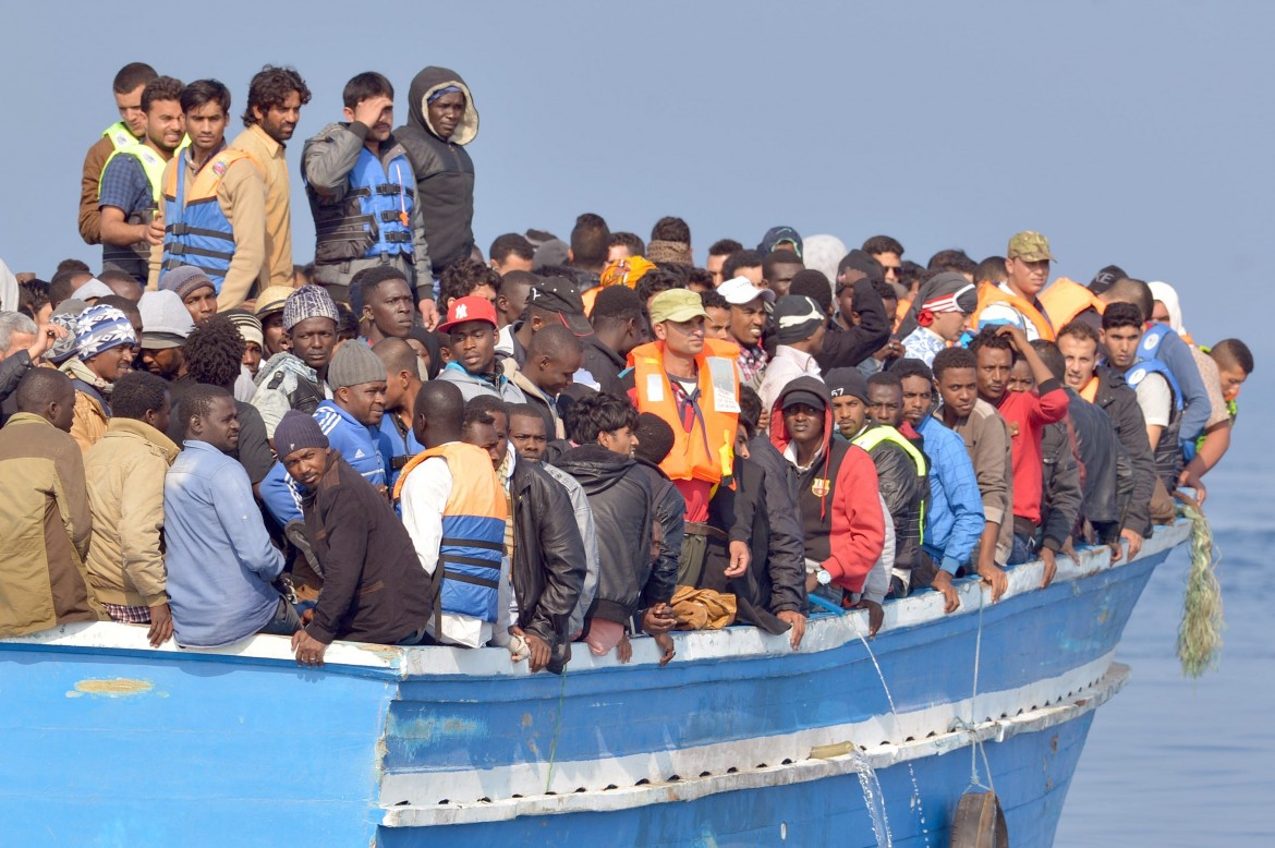 La Libia spara per prima, sangue sul barcone