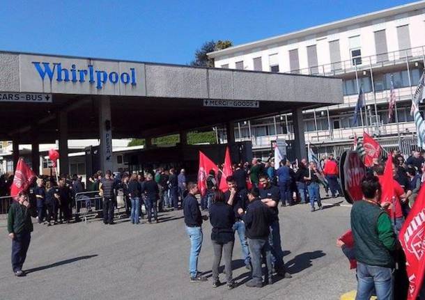 Whirlpool, a Napoli gli operai bloccano l’autostrada: sarà sciopero generale