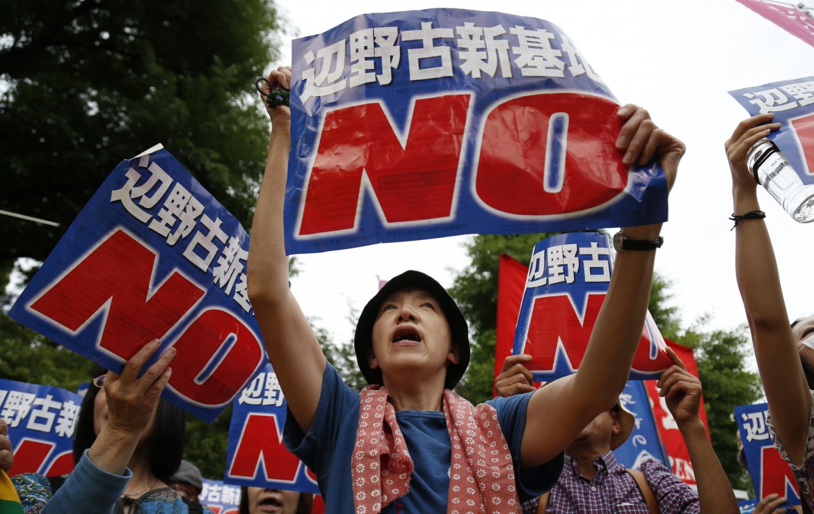 Giapponesi in piazza contro nucleare e alleanza militare con gli Usa