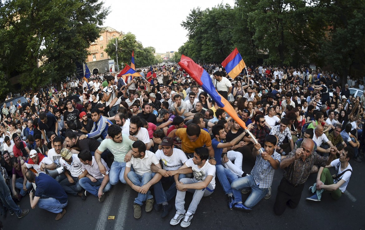Manifestazioni e scontri di piazza a Yerevan