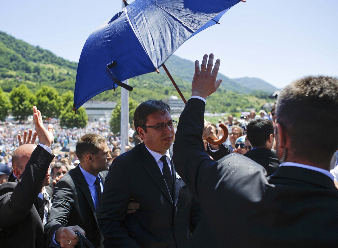 Srebrenica, sassi contro il premier serbo