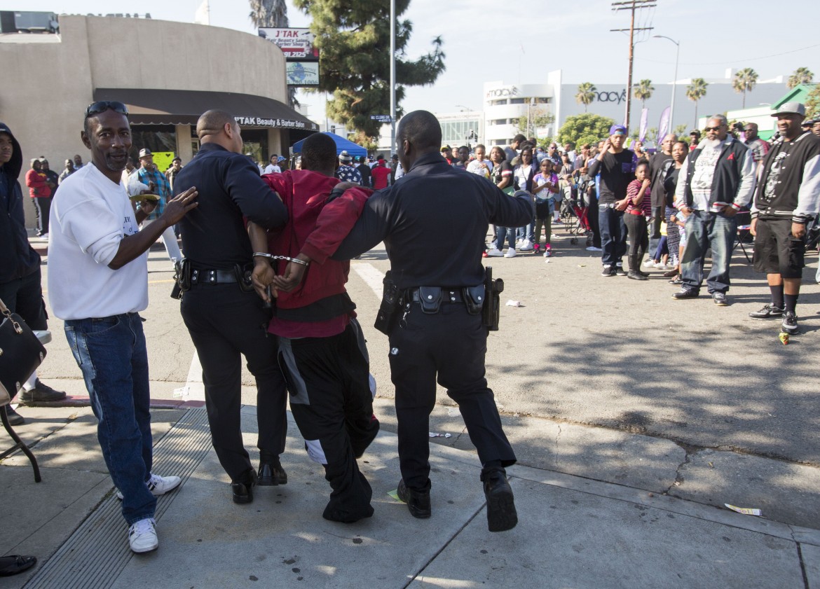 Raccolse un manganello della polizia, rischia l’ergastolo una homeless di L.A.