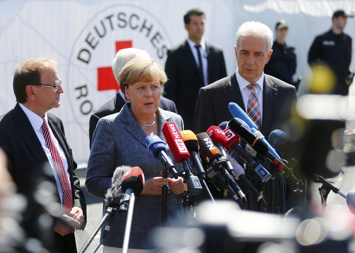Merkel contestata ad Heidenau dai neonazisti al grido: «Traditrice del popolo tedesco»