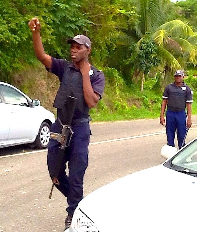 Giamaica, il poliziotto uccide sempre due volte