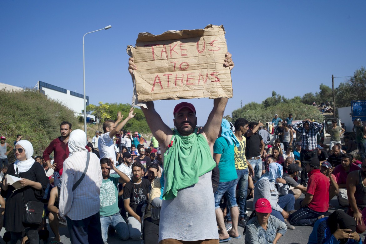 25mila a Lesbo, la polizia carica i migranti