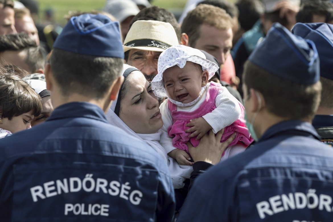 Migranti sfondano al confine serbo, Orbán cambia ministro della difesa