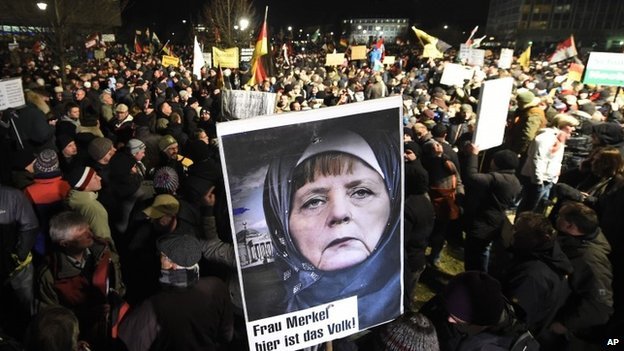 Xenofobi e destra europea tifano per il caos