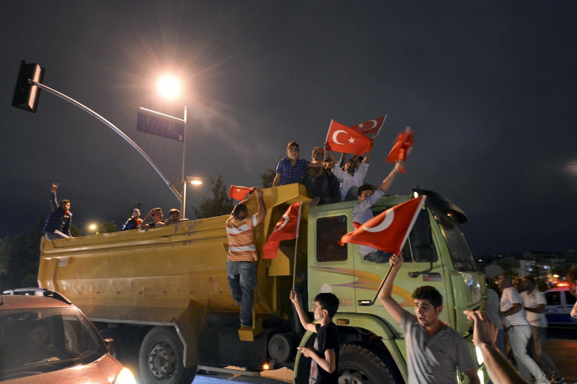 Monta l’odio anti-kurdo in Turchia. Attaccate centinaia di sedi della sinistra Hdp