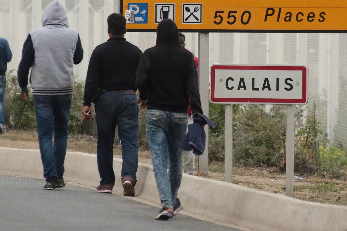 11desk sotto destra calais francia migranti 1