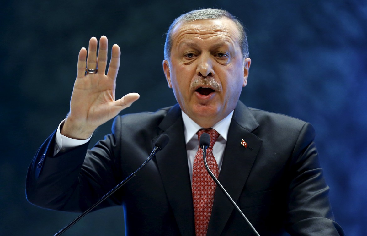 La pedina Erdogan, dal sostegno ai jihadisti ai raid contro i kurdi