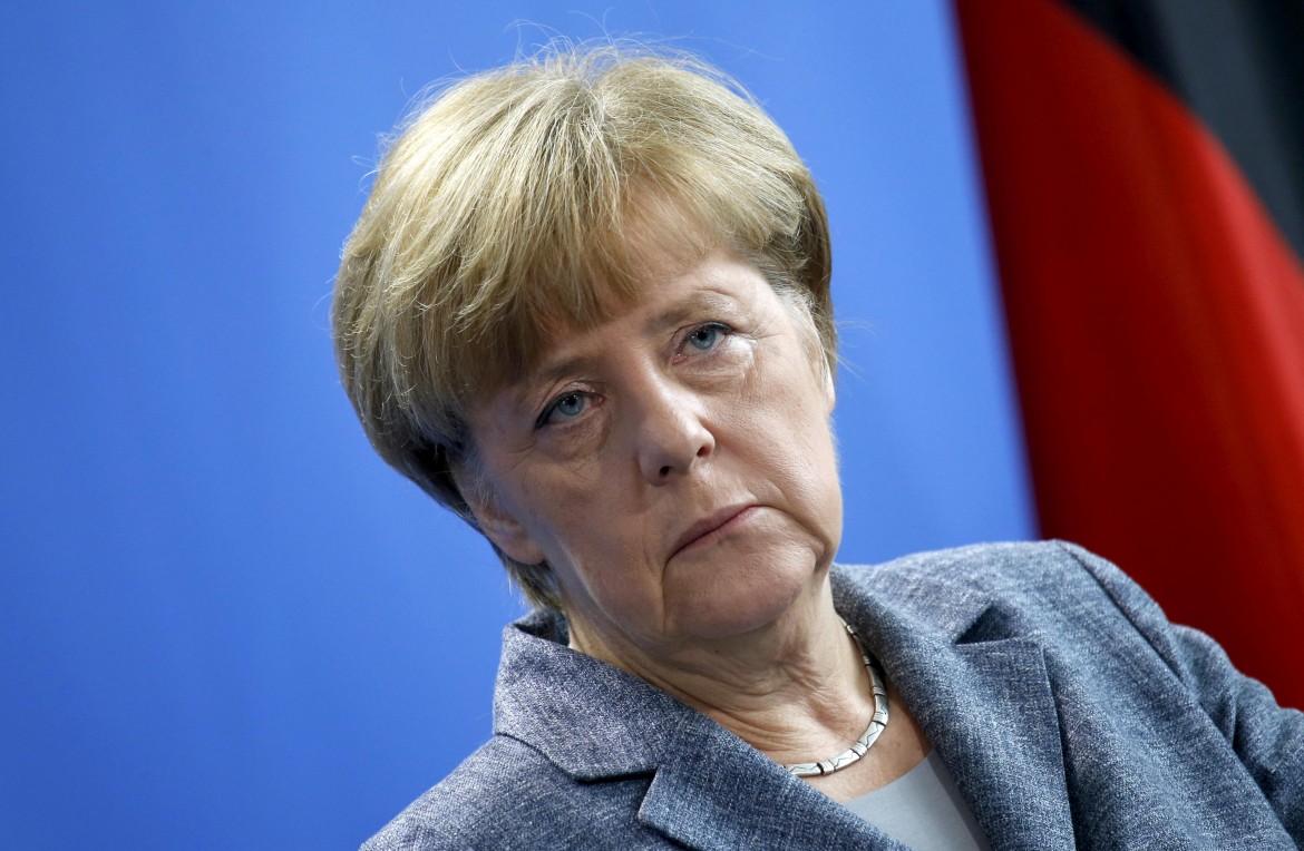 Merkel agli industriali dell’auto: «Assumete i profughi in fabbrica»