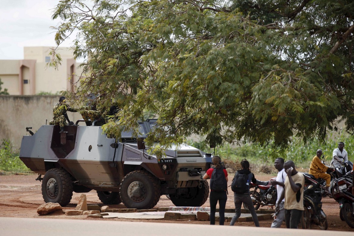 Burkina Faso, la guardia presidenziale non depone le armi