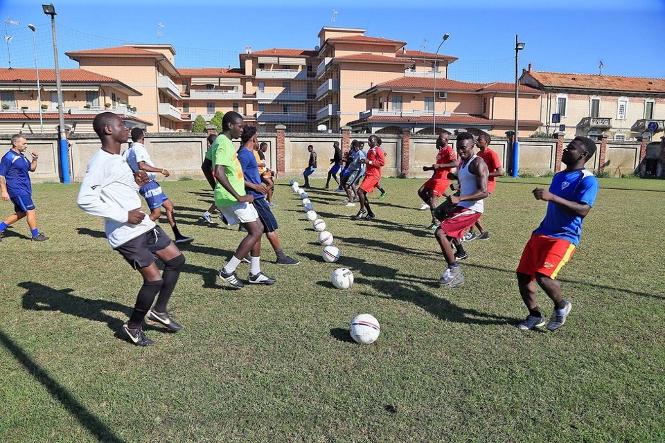 Il sindaco di Mortara caccia i profughi dal campo di calcio