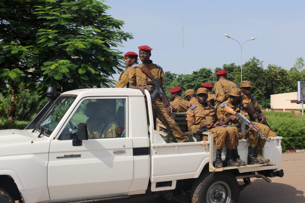Svolta in Burkina Faso, ma l’accordo tra i militari delude la piazza