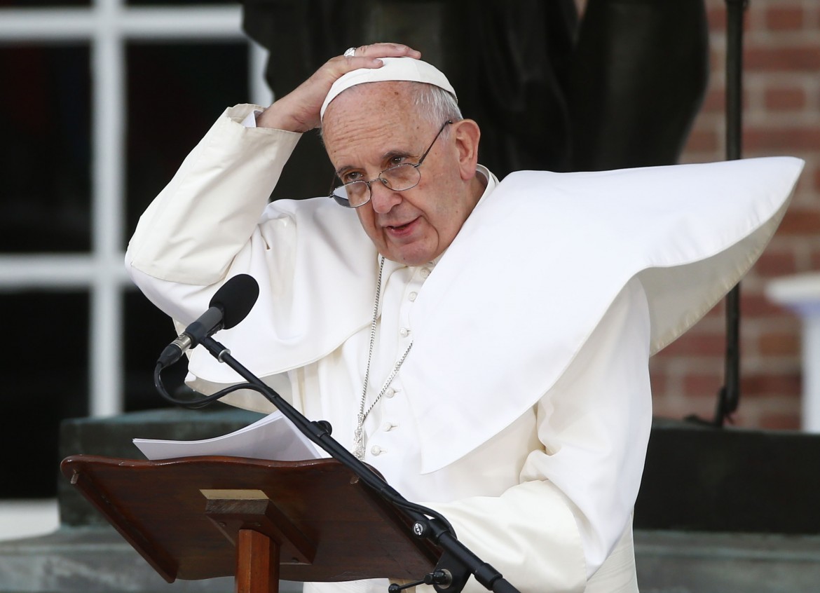 Bergoglio: «Persone, non clandestini»