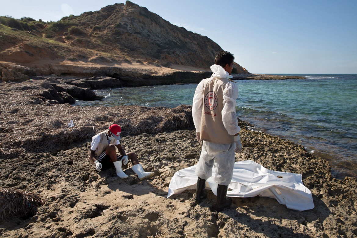 Un centinaio di cadaveri galleggianti al largo della Libia