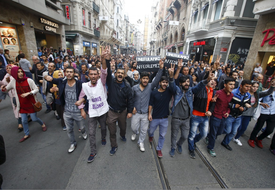Duemila persone in piazza a Istanbul dopo gli attentati