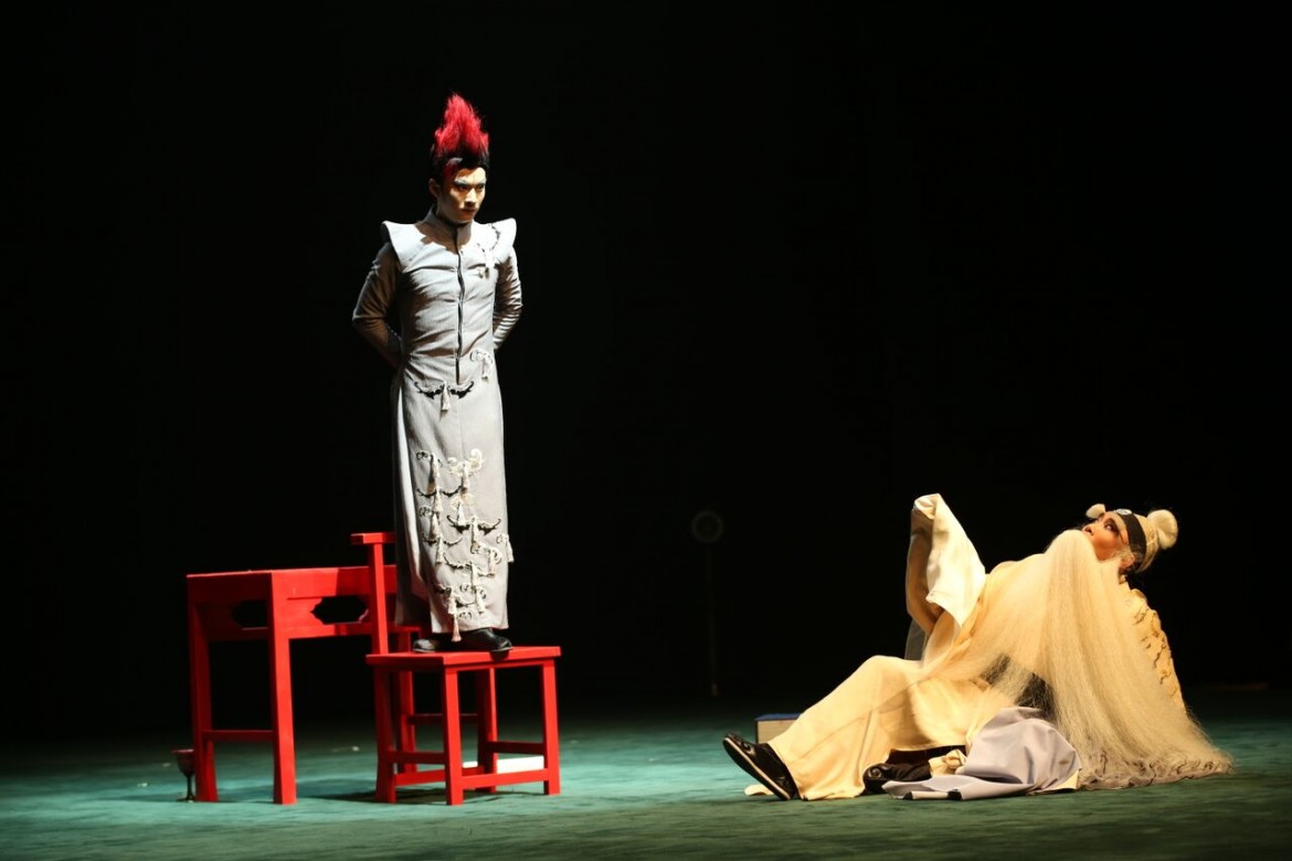 Anna Peschke rilegge Faust secondo l’Opera di Pechino