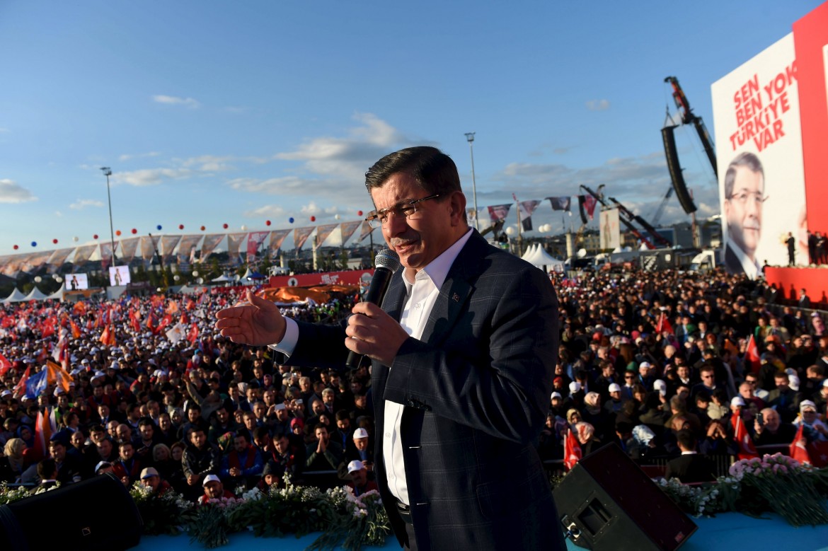 Davutoglu conferma: «Stiamo  attaccando l’Ypg nel Rojava»