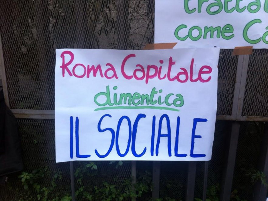 Tagli, ribassi, iperlegalitarismo: così Roma distrugge il sociale