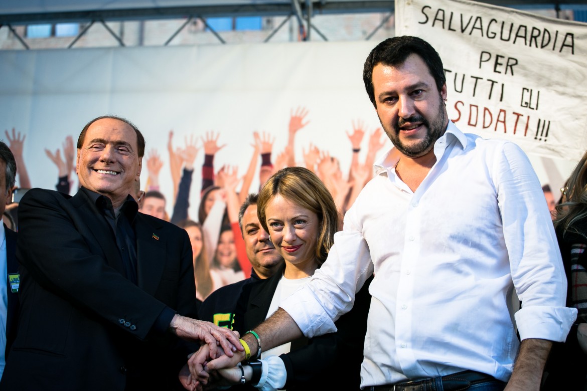 Sul palco leghista: la mossa obbligata dell’ex re Berlusconi