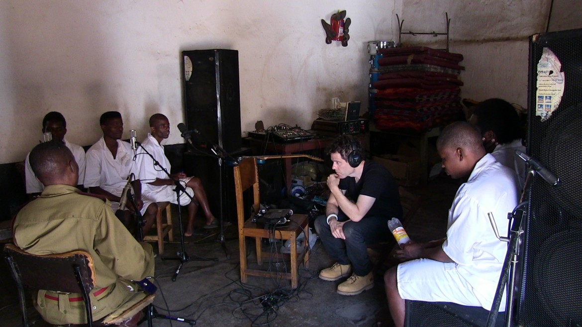 Ian Brennan with prisoners in Zomba Jail, Malawi (photo Marilena Delli)