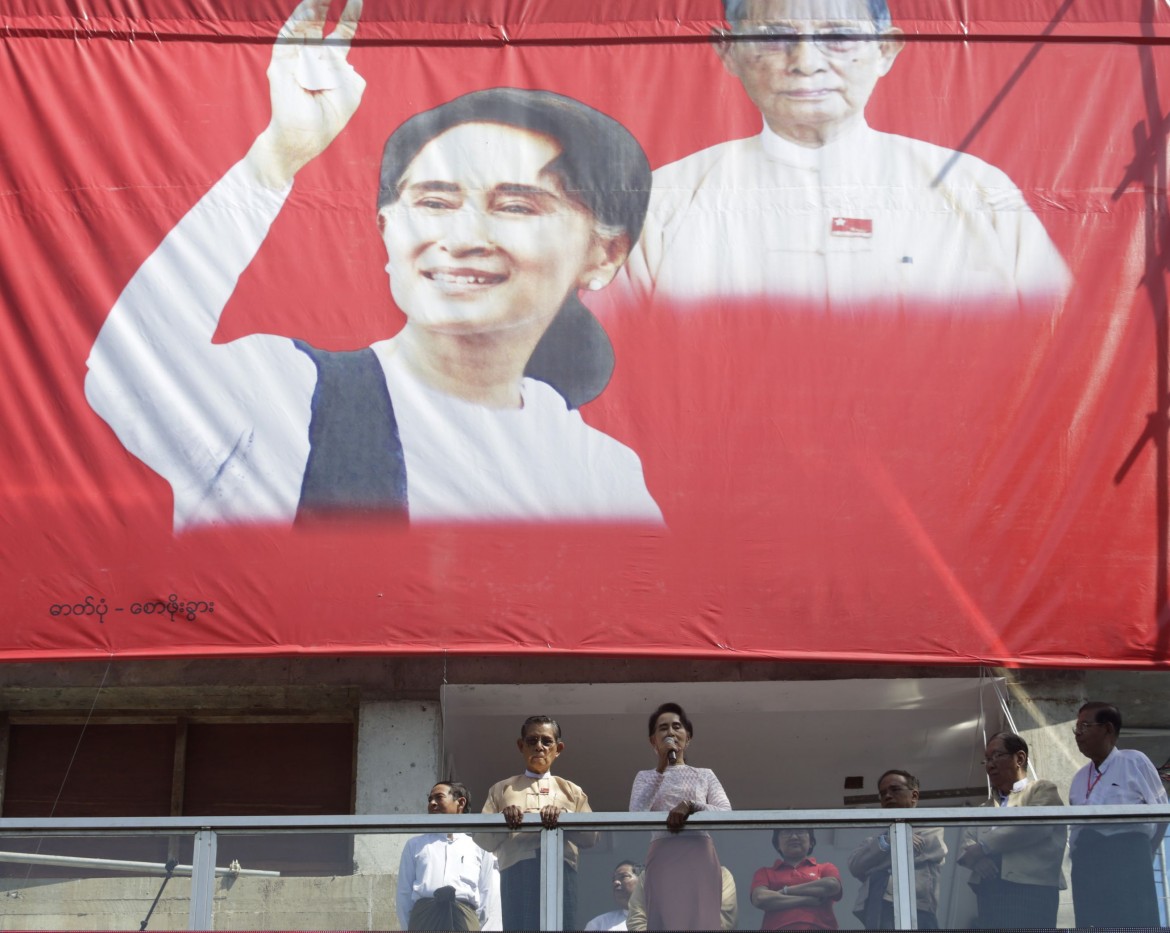 Aung San Suu Kyi vince, i militari la cercano