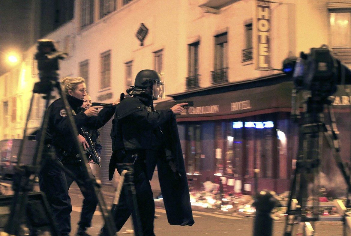 Cinque arresti a Bruxelles, sei nella periferia parigina
